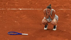 Marta Kostyuk reage após garantir a presença nas meias-finais de Roland Garros