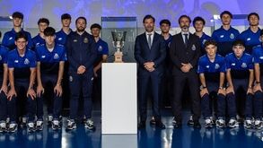 Equipa Sub-17 entrega taça no museu com André Villas-Boas