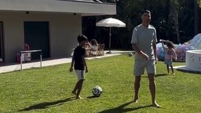Cristiano Ronaldo ensinou truque ao filho e... ainda levou um 'túnel'