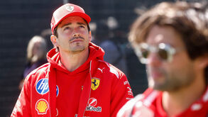 Charles Leclerc renova com a Ferrari