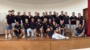 Símbolo estampado nas camisolas: participantes da Liga Record em convívio de fim de época