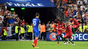 Éder, Pepe e José Fonte festejam golo de Portugal na final do Euro'2016, contra a França