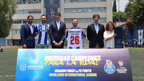 Michele Montesi com Miguel Layún na Highlands International School