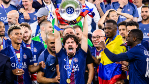 Vitinha levanta o troféu da Liga dos Campeões