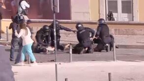 Confrontos junto à Assembleia da República: há vários detidos, caixotes queimados e polícia disparou tiros para o ar