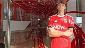 Gonçalo Silva assina contrato profissional