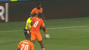 Kessié não gostou do posicionamento do árbitro e atirou-o ao relvado... com um 'encontrão'