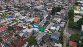 Cidade na Amazónia celebra Mundial com instalação gigante de bandeiras das seleções