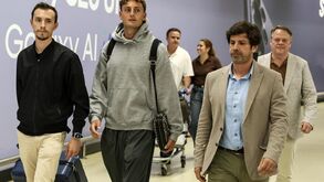 Silas Andersen com elementos do Sporting no momento da chegada a Portugal