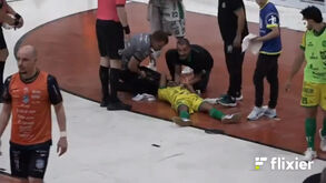 Lâmpada cai e atinge jogador de futsal em jogo no Brasil