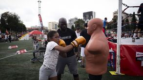 O centro do relvado do Parque de Jogos 1.º de Maio acolheu o ringue e este nunca esteve vazio! O boxe cativa multidões