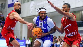 Os jogadores de Benfica e FC Porto durante o clássico de basquetebol