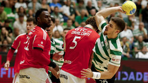 Os jogadores de Benfica e Sporting durante o dérbi de andebol
