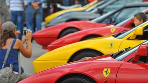 Portugueses compram 10 carros desportivos de luxo por dia