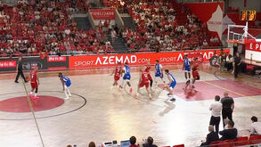 Os jogadores de Benfica e FC Porto durante o clássico de basquetebol