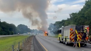 Incêndio em camião provoca explosões de fogo de artifício em autoestrada nos EUA
