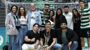 A foto de família partilhada por Ricardo Costa, treinador de andebol do Sporting
