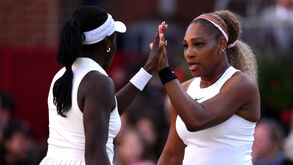 Serena Williams regressa da reforma aos 44 anos com vitória no Queen's Club