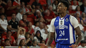 Cornelius Hudson marcou 6 triplos e levou jogo para o prolongamento