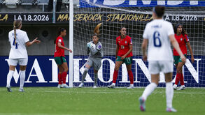 As jogadoras de Finlândia e Portugal em ação durante a partida