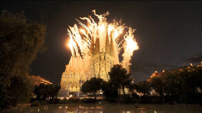 O impressionante espetáculo de luz, fogo de artifício e drones na bênção da nova torre da Sagrada Família