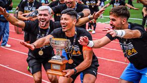 João Filipe (ao centro) com o troféu da Liga 3