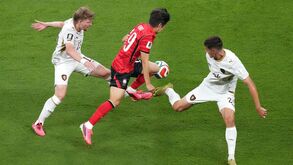 Os jogadores de Coreia do Sul e Rep. Checa em ação