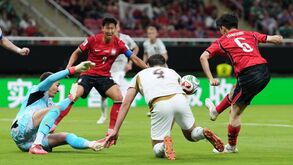 Os jogadores de Coreia do Sul e Rep. Checa em ação