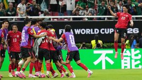 Jogadores da Coreia do Sul fazem a festa frente à Rep. Checa