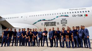 Seleção Nacional posa junto do avião