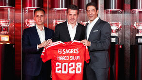 Marco Silva com Mário Branco e Rui Costa na apresentação como treinador do Benfica
