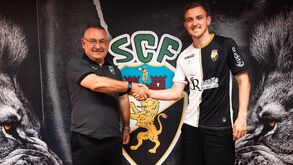 João Rodrigues, presidente do Farense, cumprimenta Zolotic
