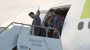 Bernardo Silva e Cristiano Ronaldo à saída do avião