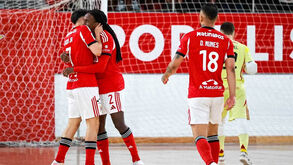 Jogadores do Benfica festejam durante a vitória frente ao Sporting