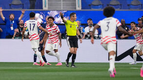 Jogadores dos Estados Unidos fazem a festa diante do Paraguai