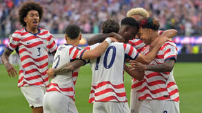Jogadores dos Estados Unidos fazem a festa diante do Paraguai