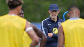 Thomas Tuchel apreensivo durante o treino da seleção inglesa