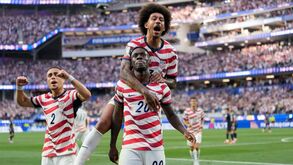 Jogadores dos Estados Unidos fazem a festa diante do Paraguai