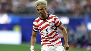 Norte-americano Antonee Robinson, do Fulham, é uma das opções em cima da mesa