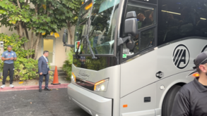 Segurança apertada: polícia com entrada à filme na chegada de Portugal ao hotel em Palm Beach