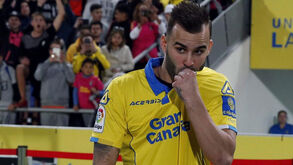 Jesé Rodríguez beija o sómbolo do Las Palmas 