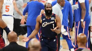 Jogador dos Cleveland Cavaliers em apuros