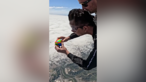 Paraquedista resolve dois cubos de Rubik a 4 mil metros de altura e entra para o Guinness