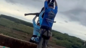 Mulher de 21 anos morre após salto de bungee jump sem estar presa às cordas em São Paulo