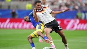 Felix Nmecha e Juninho Bacuna disputam bola