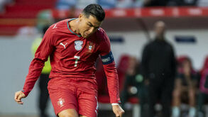 AÍ VÃO SEIS! Cristiano Ronaldo fotografado em Leiria, na semana passada
