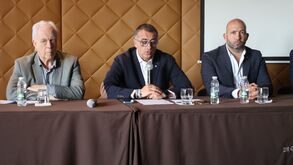 Viriato Sampaio, ao centro, reage aos desfecho das eleições do V. Guimarães