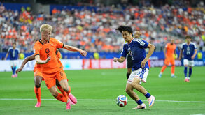 Os jogadores de Holanda e Japão em ação