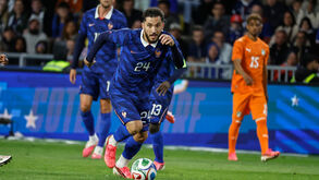 Rayan Cherki em ação pela seleção francesa