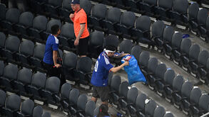 Tradição mantém-se: adeptos do Japão deixam tudo limpo após jogo com a Holanda 